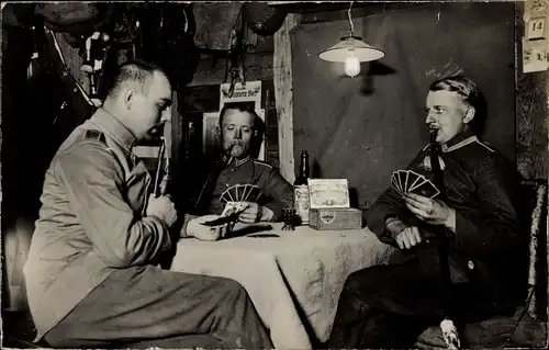 Foto Ak Rauchende Soldaten in Uniformen beim Kartenspiel, I WK