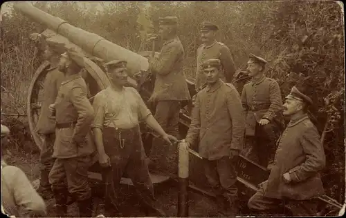 Foto Ak Deutsche Soldaten mit Geschütz, I WK