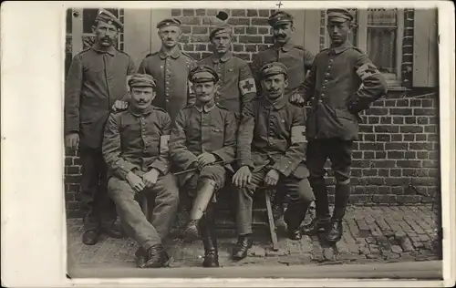 Foto Ak Deutsche Soldaten in Uniformen, Rotes Kreuz, Sanitäter, I WK