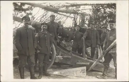 Foto Ak Deutsche Soldaten in Uniformen mit Geschütz, I WK