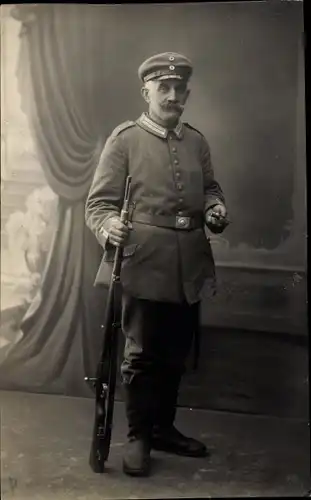 Foto Ak Deutscher Soldat in Uniform mit Gewehr