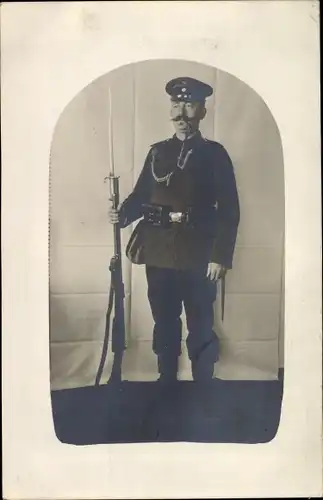 Foto Ak Deutscher Soldat in Uniform mit Gewehr, Schützenschnur, Bajonett