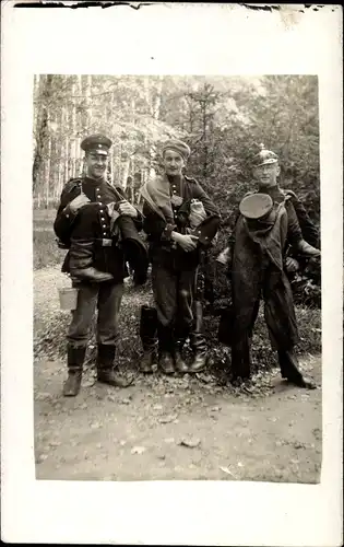 Foto Ak Drei deutsche Soldaten in Uniformen, Portrait