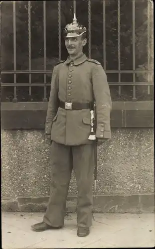 Foto Ak Deutscher Soldat in Uniform mit Pickelhaube, Portrait