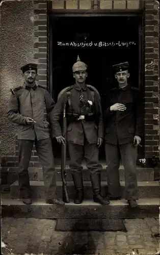 Foto Ak Bitche Bitsch Lothringen Moselle, Drei deutsche Soldaten in Uniformen