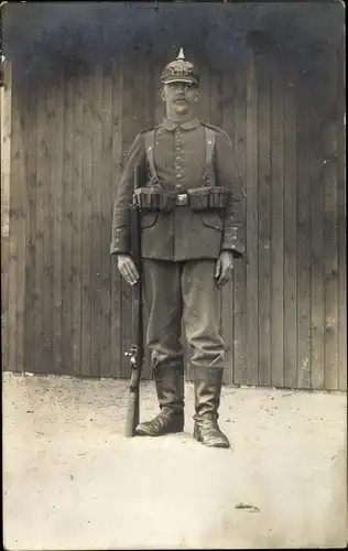 Foto Ak Deutscher Soldat in Uniform mit Pickelhaube, Portrait