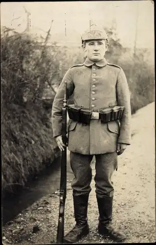 Foto Ak Deutscher Soldat in Uniform mit Gewehr, Otto Klepel, Portrait