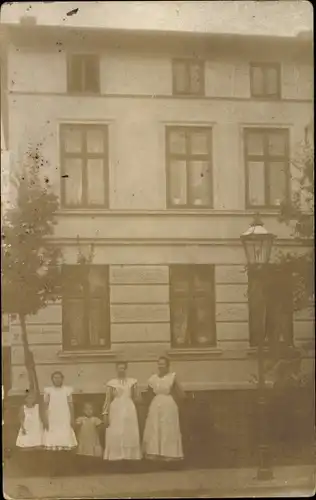 Foto Ak Lübeck in Schleswig Holstein, Frauen und Kinder vor einem Wohnhaus