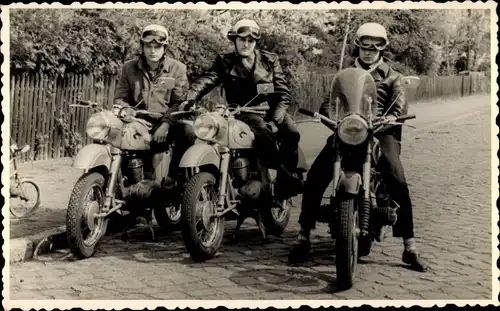 Foto Ak Drei Männer mit Motorrädern