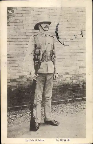 Ak British Soldier, Britischer Soldat in Uniform, Tropenhelm, Bajonett