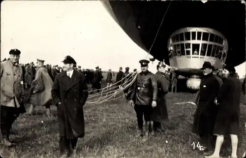Foto Ak Zeppelin Luftschiff am Boden, Kanzel, Passagiere
