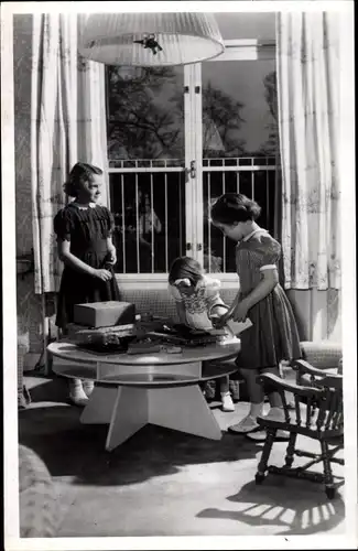 Ak Prinzessinnen Margriet, Irene und Marijke der Niederlande, in de speelkamer