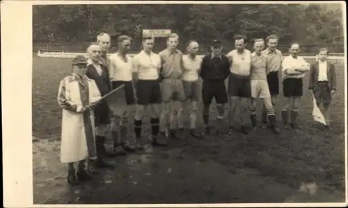 Foto Ak Zschopau, Partie auf dem Fußballspielplatz, Mitglieder eines Fußballvereins