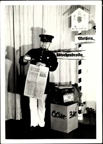 Foto Ak Portrait von einem Mann als Postbote, Wegweißer, Meißen, Kötzschenbroda