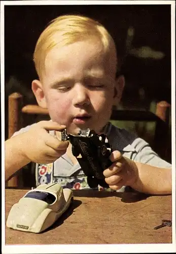 Ak Sein liebstes Spielzug, Junge mit Spielzeugautos, Fotograf Wolf H. Döring