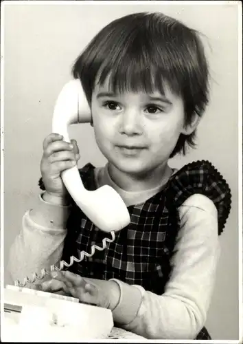 Foto Ak Portrait von einem Mädchen am Telefon