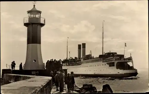 Ak Sassnitz auf der Insel Rügen, Leuchtturm m. Schwedenfähre