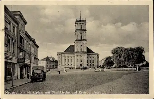 Ak Neustrelitz Mecklenburgische Seenplatte, Marktplatz, Stadtkirche, Kreisberufsschule