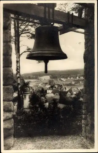 Ak Hartha in Sachsen, Partie an der Glocke mit Ort im Hintergrund