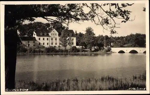 Foto Ak Grillenburg Tharandt im Erzgebirge, Blick über den Fluss auf Gebäude und Brücke