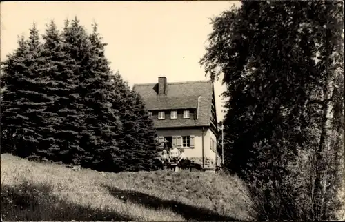 Foto Ak Dippoldiswalde im Erzgebirge, Familie am Haus