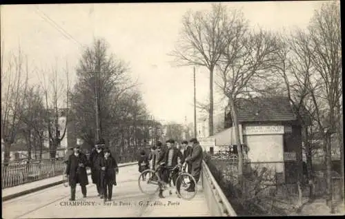 Ak Champigny Val de Marne, Sur le Pont