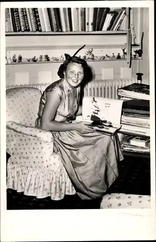 Ak Prinzessin Beatrix der Niederlande mit Büchern, Zeitschriften, Soestdijk 1956