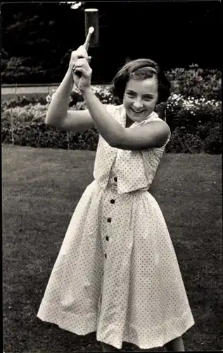 Ak Prinzessin Margriet der Niederlande mit einem Hammer, Paleis Soestdijk 1957