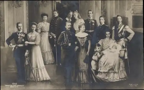 Ak Die kaiserliche Familie, Kaiser Wilhelm II., Kaiserin, Kronprinzenpaar, Prinzen, G. Liersch 1500