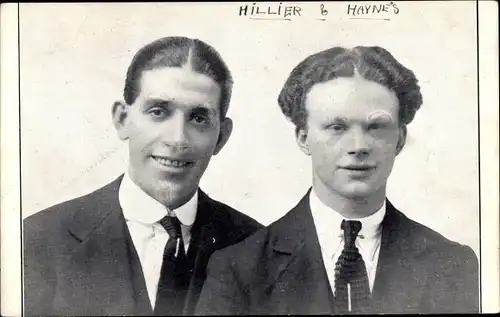 Ak Hillier & Haynes, Portrait von zwei Männern in Anzügen