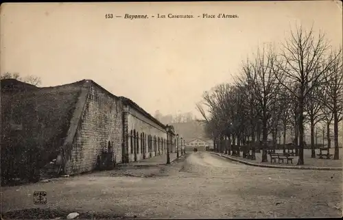 Ak Bayonne Pyrénées Atlantiques, Les Casemates, Place d'Armes