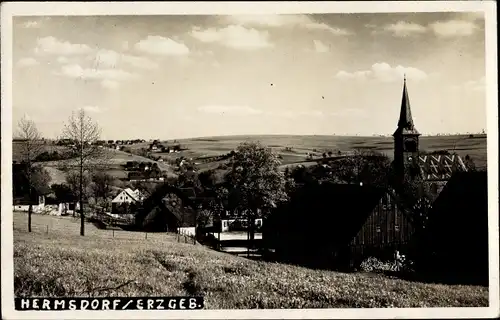 Foto Ak Hermsdorf im Erzgebirge, Blick auf den Ort, Kirchturm, Felder