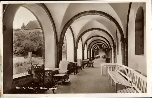 Ak Kloster Lehnin in Brandenburg, Kreuzgang im Kloster, Sitzbänke, Korbstühle