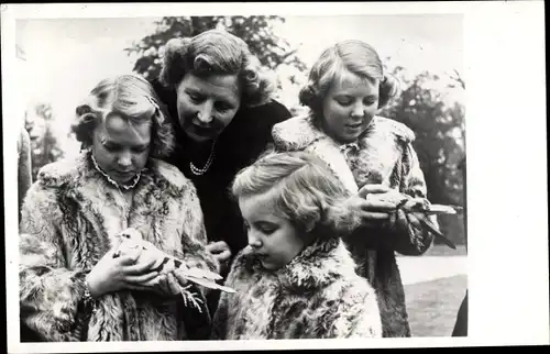 Ak Königin Juliana von Niederlanden mit Töchtern, 1950