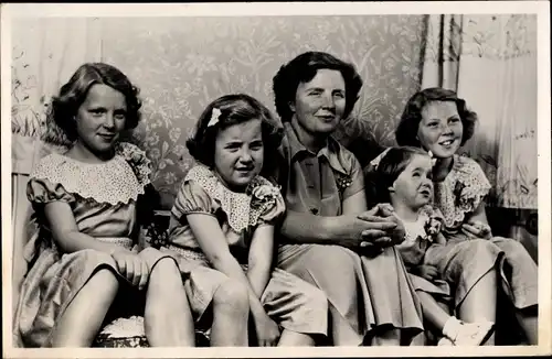 Ak Königin Juliana von Niederlanden mit Töchtern