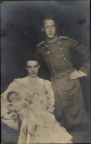 Ak Deutsches Kronprinzenpaar, Prinz Wilhelm von Preußen mit Braut Cecilie und Kind