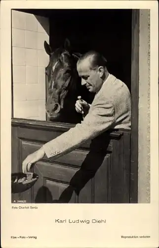 Ak Schauspieler Karl Ludwig Diehl, im Stall mit einem Pferd