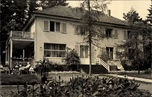 Ak Neuglobsow Stechlin Brandenburg, FDGB Ferienheim Haus Waldfrieden, Totalansicht, Garten, Gäste