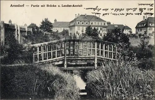 Ak Arnsdorf in Sachsen, Partie mit Brücke und Landesanstalt