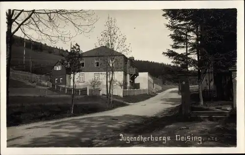 Foto Ak Geising Altenberg Erzgebirge, Blick auf die Jugendherberge, Straßenseite