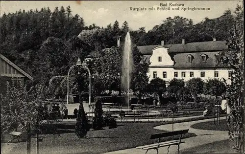 Ak Bad Kudowa Schlesien, Kurplatz mit Schloss und Springbrunnen
