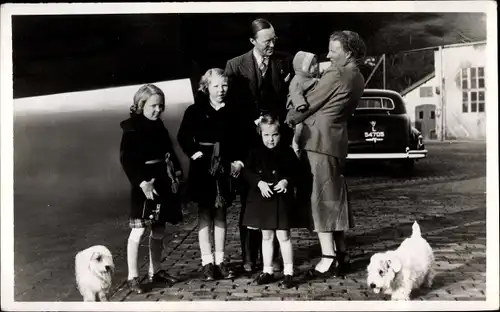 Ak Prinzessin Juliana der Niederlande mit Gemahl Bernhard und Töchtern, Familienbild, 1948