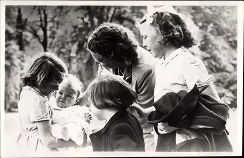 Ak Prinzessin Juliana  der Niederlande mit ihren Töchtern, 1948