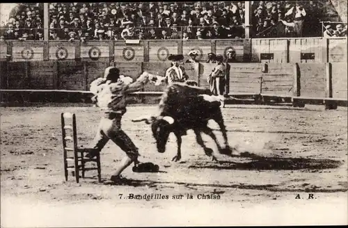 Ak Stierkampf, Banderilles sur la Chaise, Stier, Stadion