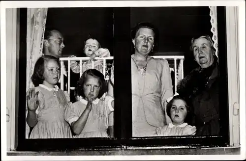 Ak Prinzessin Juliana der Niederlande mit Töchtern, 30 April 1948