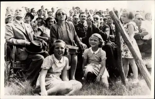 Ak Prinzessin Juliana der Niederlande mit Gemahl Bernhard und Töchtern, 1948