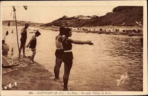 Ak Guéthary Pyrénées Atlantiques, La Plage, Au fond, Village de Bidart