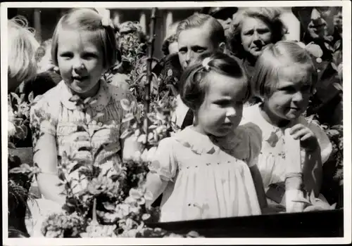 Ak Töchter der Königin Juliana von Niederlanden, Prinzessinnen Beatrix, Irene und Margriet, 1945