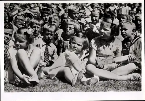 Ak Töchter der Königin Juliana von Niederlanden, Prinzessinnen Beatrix, Irene und Margriet, 1945