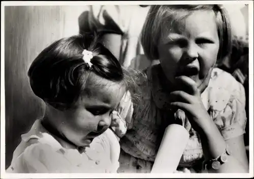 Ak Töchter der Königin Juliana von Niederlanden, Prinzessinnen Beatrix und Margriet, 1945